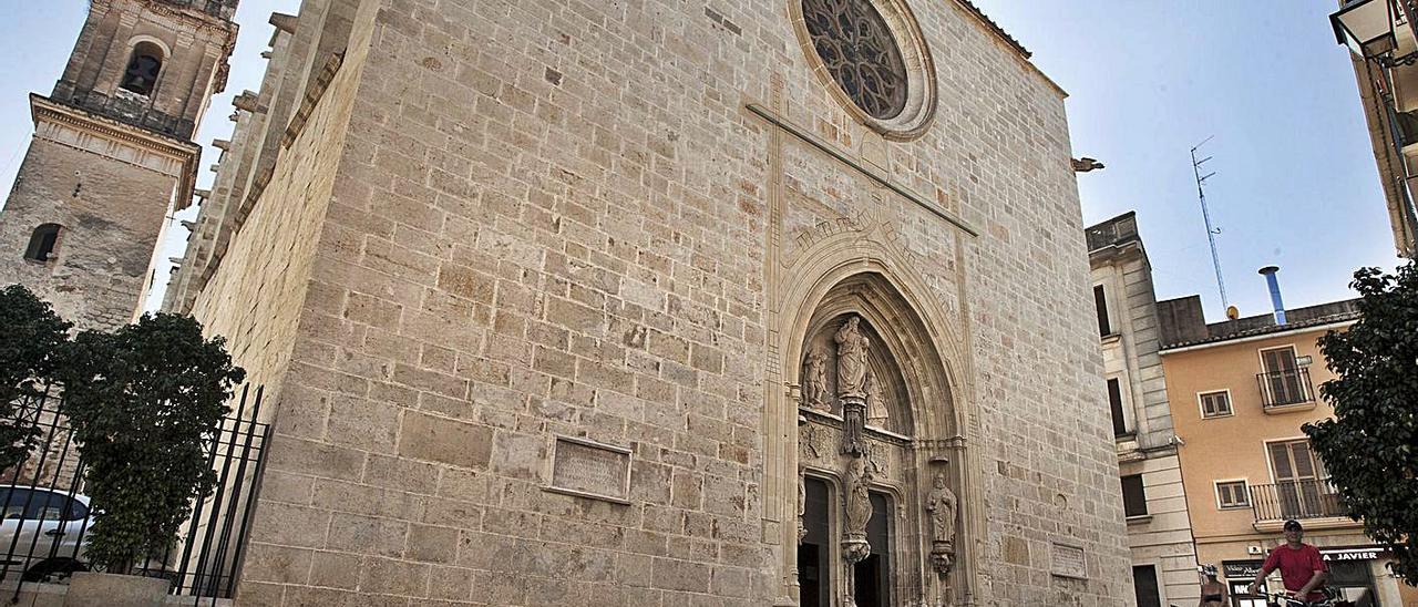 La Colegiata de Gandia, con su campanario, en la fachada que da a la plaza dels Apòstols. | NATXO FRANCÉS