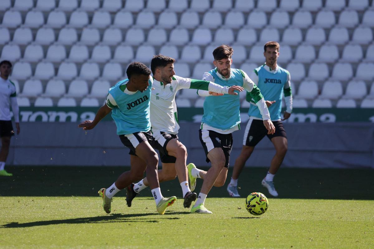 Jacobo pelea por un balón entre Theo y Dalisson durante el último entrenamiento del Córdoba CF antes del enfrentamiento en Riazor, ante el Deportivo de La Coruña.