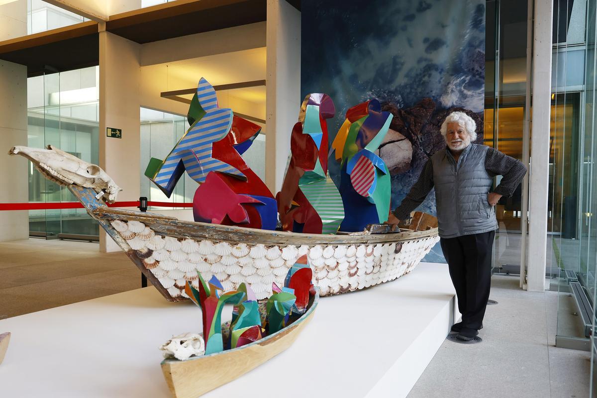 Cristóbal Gabarrón en la exposición que se inaugura hoy en el Museo de Pontevedra, al lado de una de sus instalaciones.