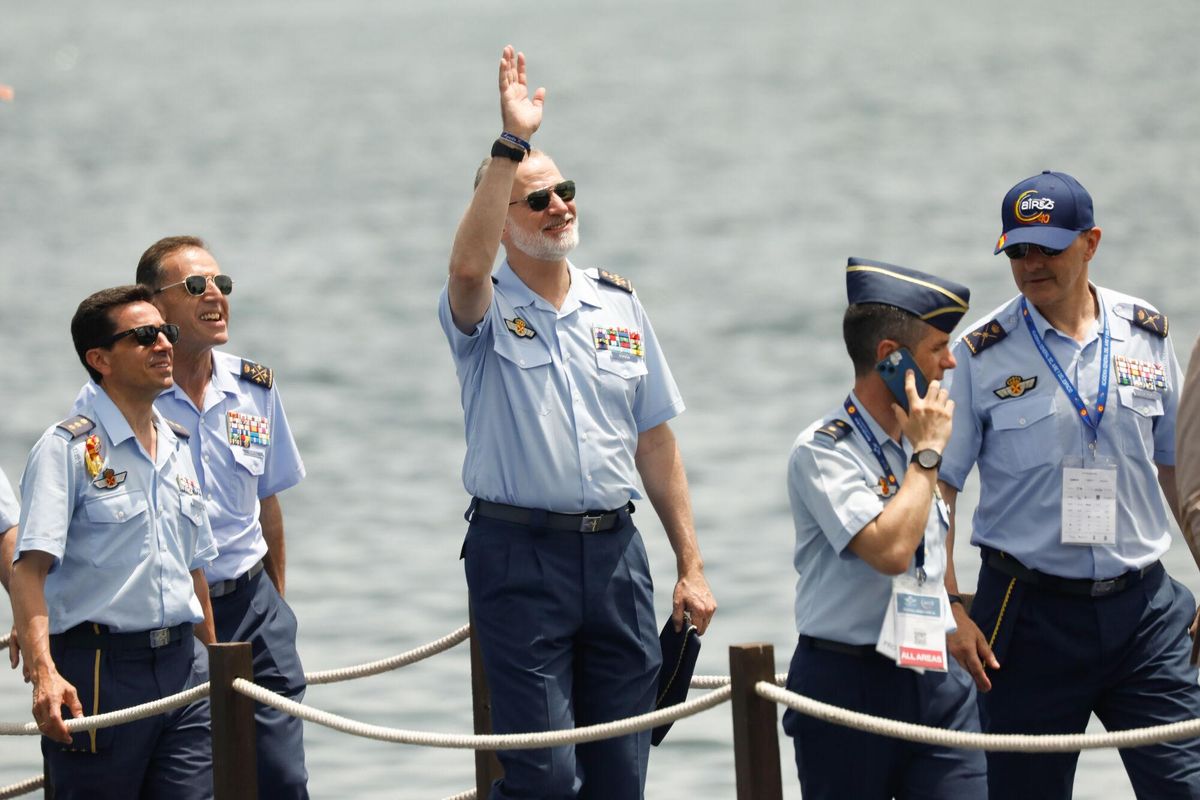 El Rey Felipe VI (c) durante el festival aéreo ‘Aire 2025’, en el Centro Deportivo y Cultural del Ejército del Aire y del Espacio (C.D.S.C.M.E.A.) Fernández de Tudela, a 15 de junio de 2025, en San Javier, Región de Murcia (España). Este festival, que se celebra en conmemoración del 40º aniversario de la Patrulla Águila, reúne a las mejores patrullas acrobáticas de Europa, junto con otras aeronaves históricas y de actualidad del Ejército del Aire y del Espacio. 15 JUNIO 2025;FESTIVAL;AÉREO;AIRE;EXHIBICIÓN Edu Botella / Europa Press 15/06/2025. REY FELIPE DE ESPAÑA;Edu Botella;