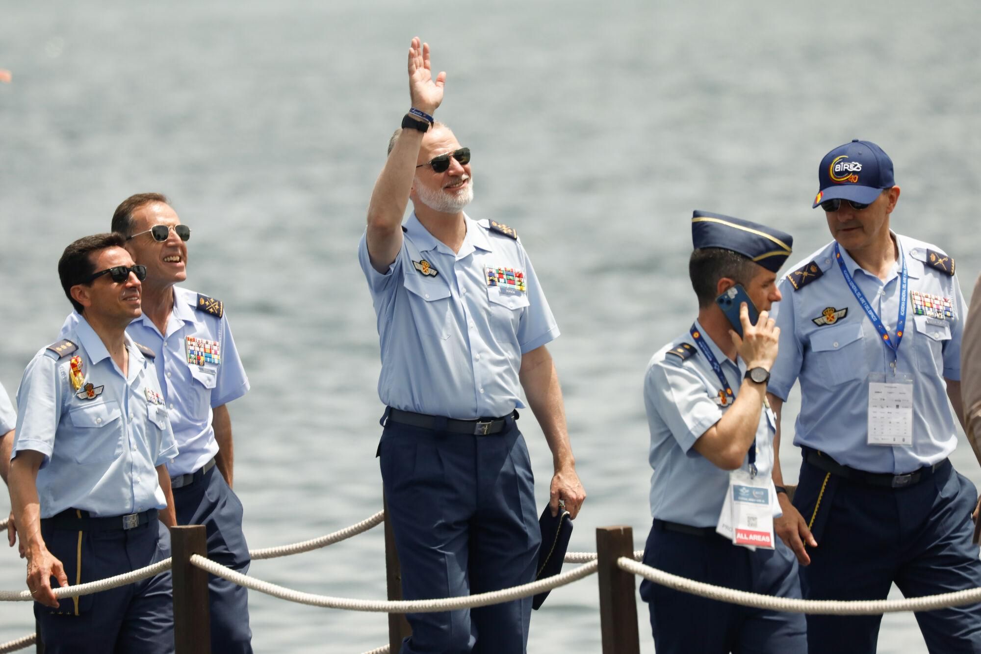El Rey Felipe VI (c) durante el festival aéreo ‘Aire 2025’, en el Centro Deportivo y Cultural del Ejército del Aire y del Espacio (C.D.S.C.M.E.A.) 'Fernández de Tudela', a 15 de junio de 2025, en San Javier, Región de Murcia (España). Este festival, que se celebra en conmemoración del 40º aniversario de la Patrulla Águila, reúne a las mejores patrullas acrobáticas de Europa, junto con otras aeronaves históricas y de actualidad del Ejército del Aire y del Espacio. 15 JUNIO 2025;FESTIVAL;AÉREO;AIRE;EXHIBICIÓN Edu Botella / Europa Press 15/06/2025. REY FELIPE DE ESPAÑA;Edu Botella;