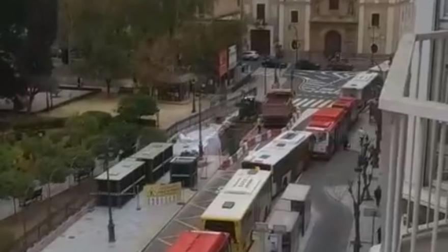 Indignación por los atascos de bus en Alameda de Colón