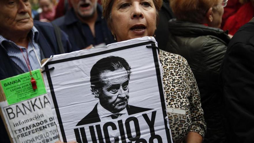 Una mujer protesta frente a los juzgados de Madrid.