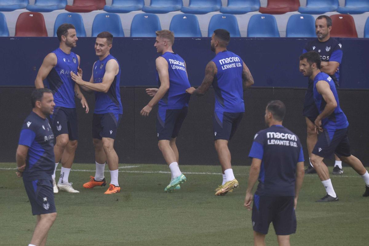Entrenamiento previo por el ascenso del Levante UD - Superdeporte