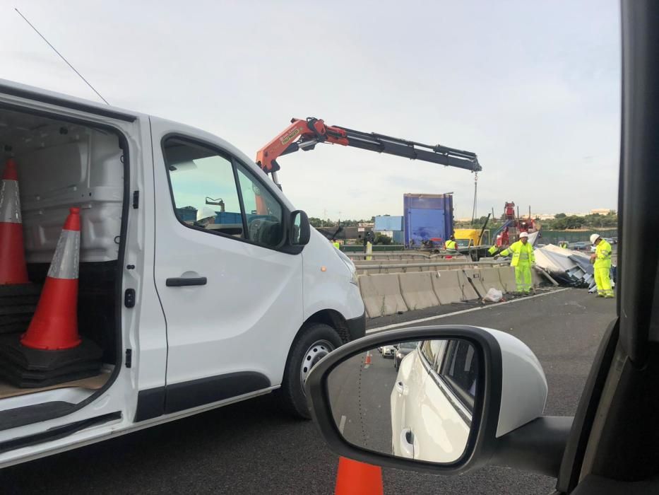 Un aparatoso accidente sin heridos en la A7 en Elche causa grandes atascos