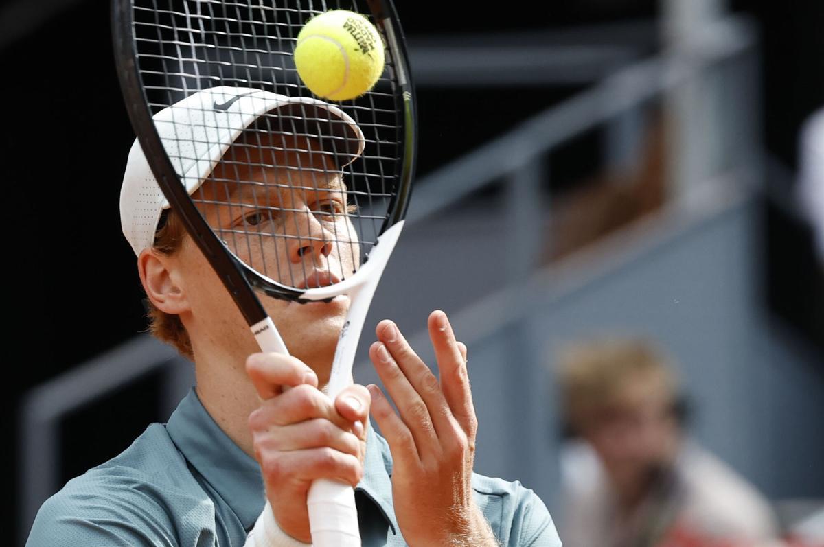 El tenista italiano Jannik Sinner sirve una bola al tenista alemán Alexander Zverev, durante el partido de la final individual masculino del torneo Mutua Madrid Open de tenis, este domingo en la Caja Mágica en Madrid.