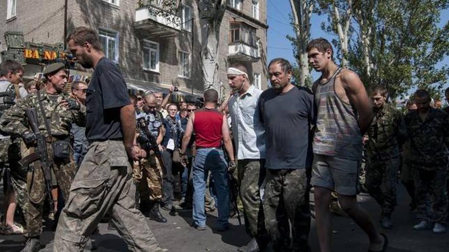 Los prorrusos hacen desfilar a sus prisioneros de guerra por el centro de Donetsk
