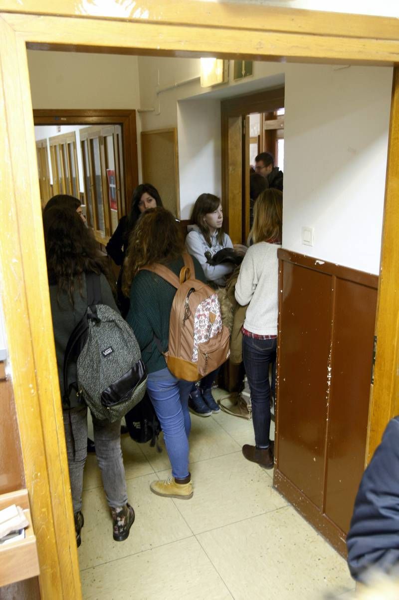 Fotogalerías del foco caído en un aula de la Facultada de Filosofía y Letras de Zaragoza