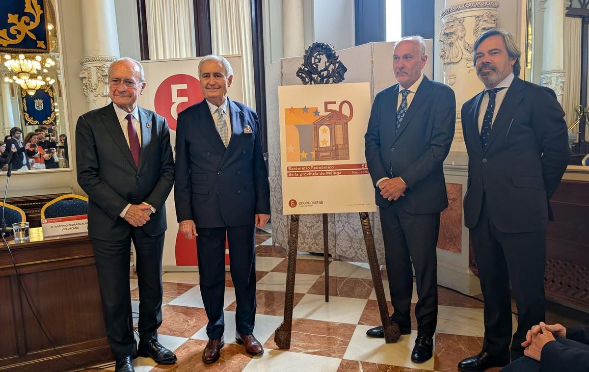 El alcalde de Málaga, Francisco de la Torre, con el decano del Colegio de Economistas, Manuel Méndez, el vicedecano, Antonio Pedraza, y el responsable de estudios, Javier Font.