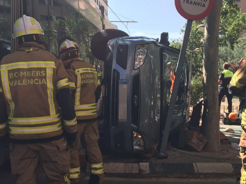 Un conductor herido al chocar con el tranvía en Valencia