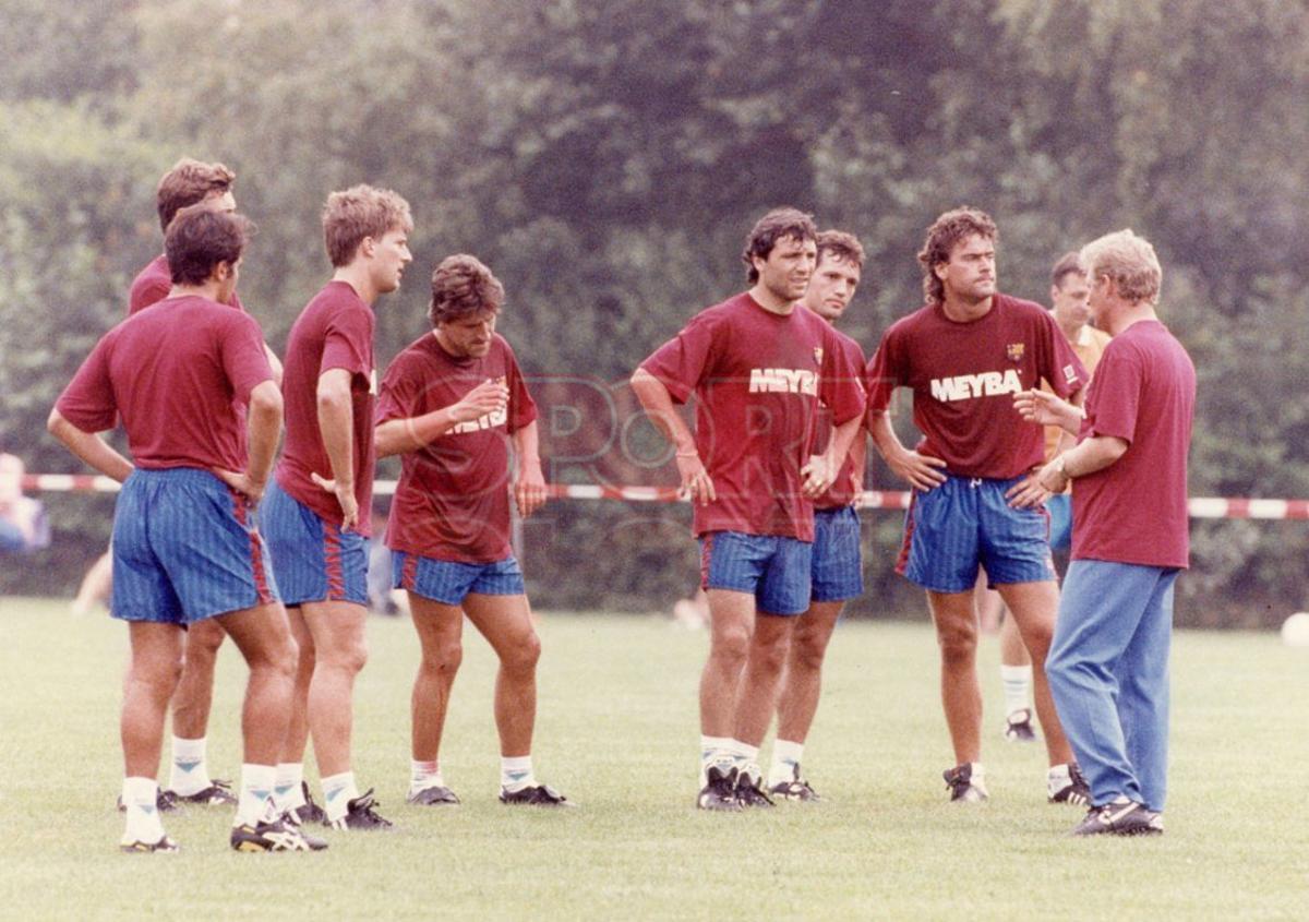 Toni Bruins en el stage realizado en Holanda , en Odoorn, durante la pretemporada 91/92. En la imagen durante un entreno dando instrucciones a Michael Laudrup, Hristo Stoichkov,Jon Andoni Goikoetxea Y Lluis Carreras.