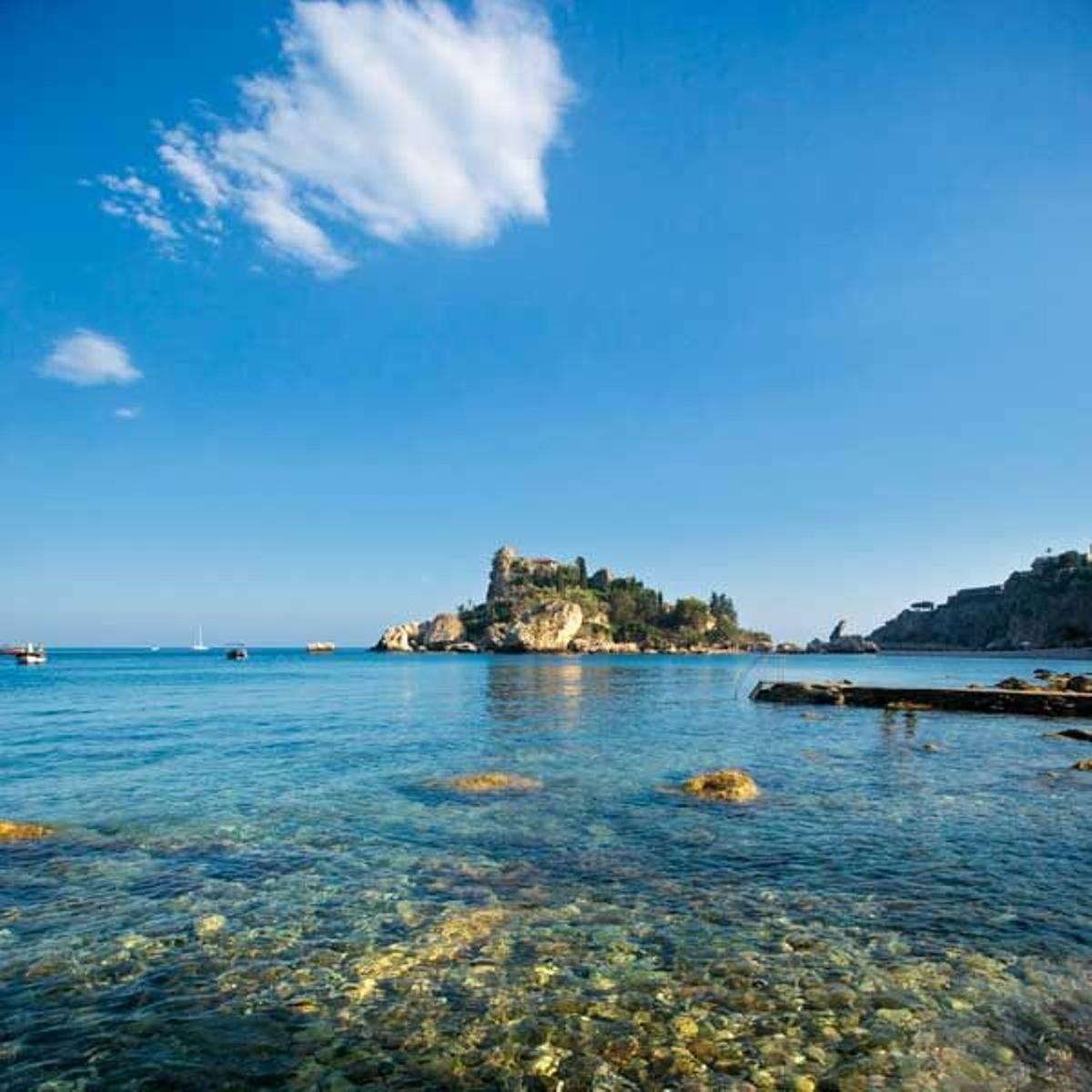 La Isla Bella es un isla frente a Taormina a la que se puede acceder caminando durante la marea baja.