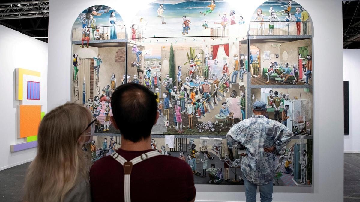 Varias personas disfrutan de la feria de arte contemporáneo ARCO.