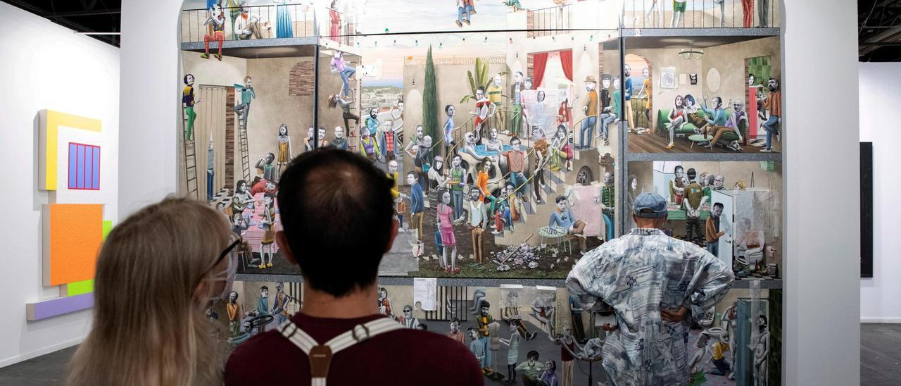 Varias personas disfrutan de la feria de arte contemporáneo ARCO.