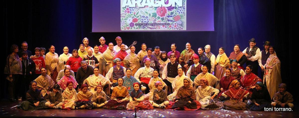 Un total de 52 joteros y joteras de varias edades se subieron al escenario en este festival.