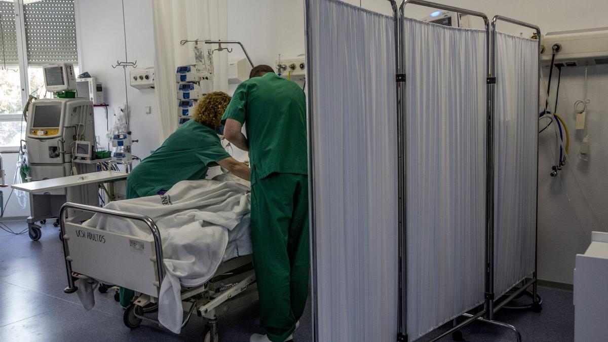 Un paciente de covid recibe atención en el Hospital General de Alicante.