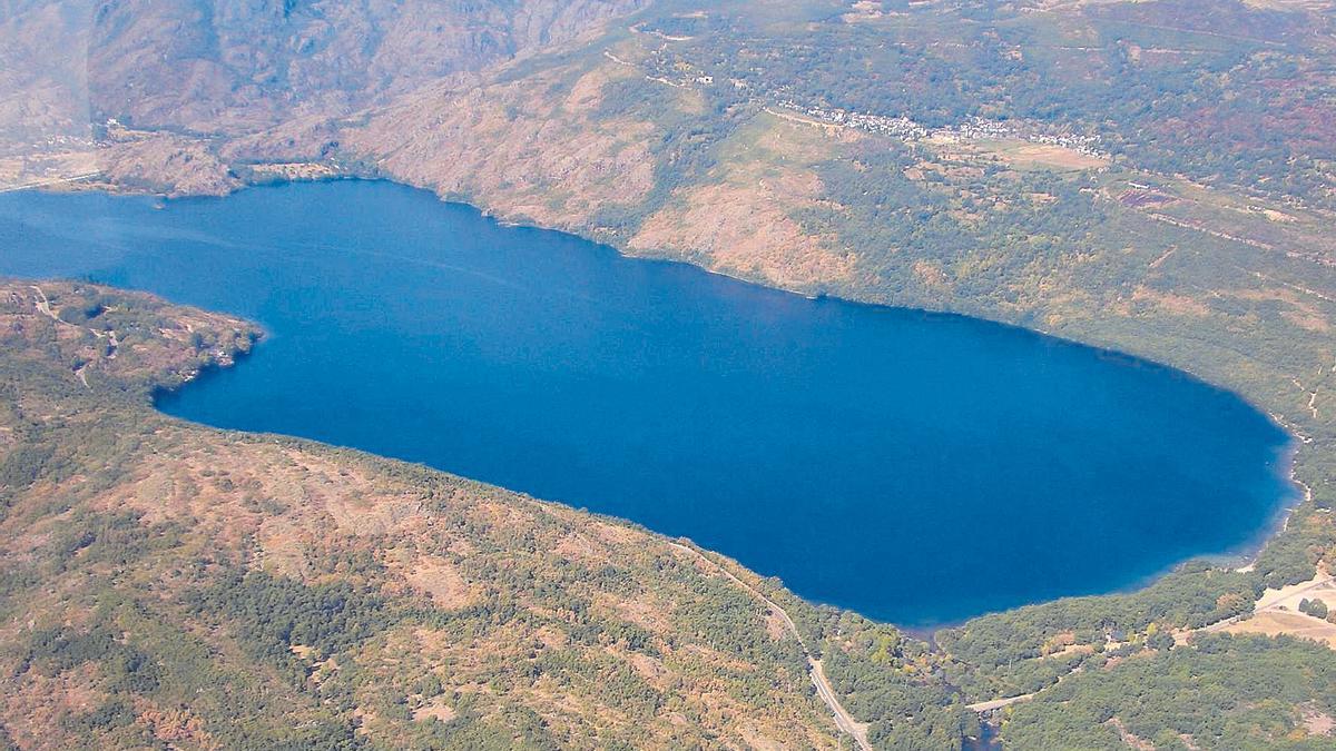 Vista aérea del Lago de Sanabria, con San Martín de Castañeda en la ladera