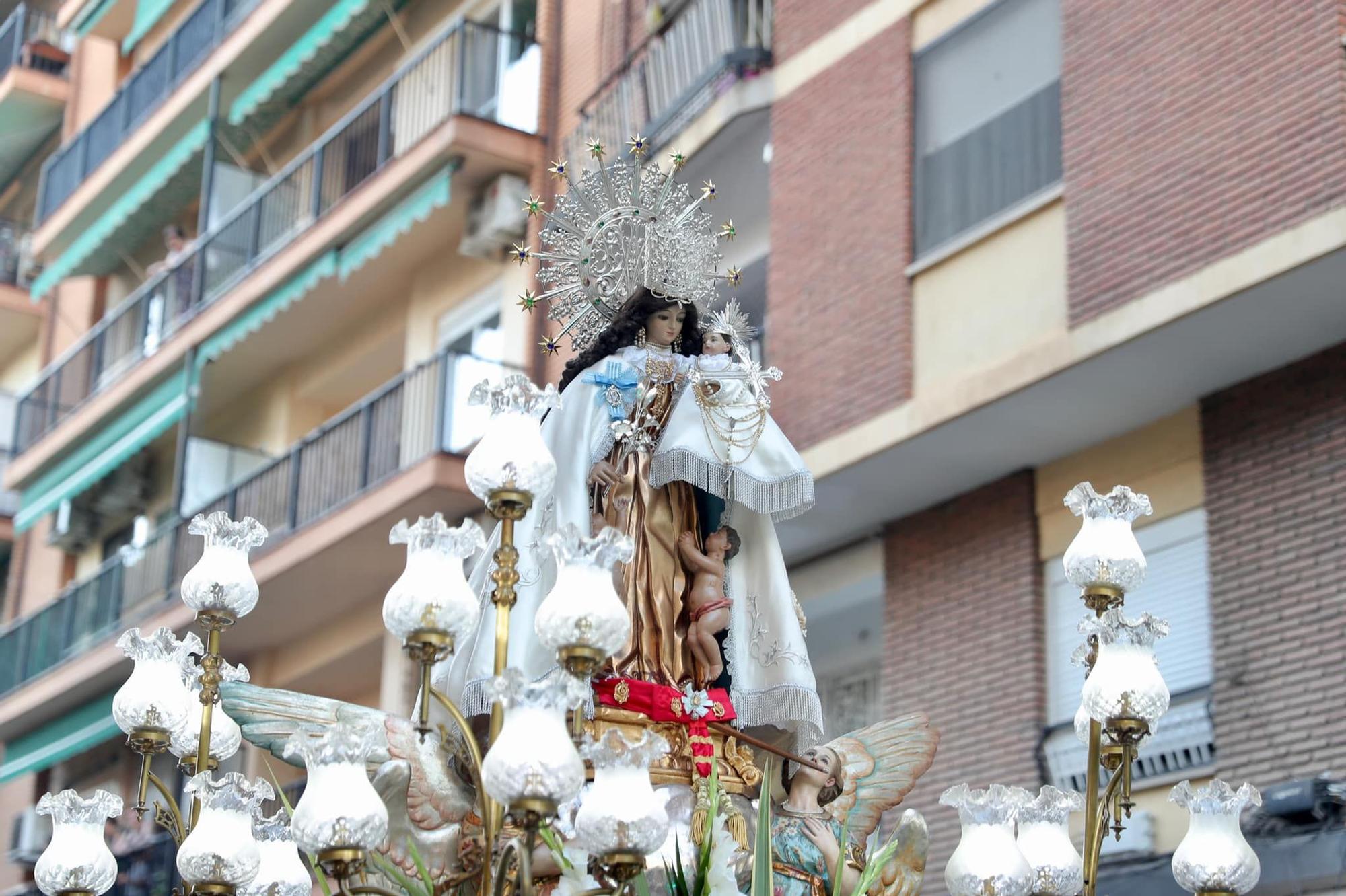 Nerea y la corte infantil acompañan a la Virgen de los Desamparados de l'Horta