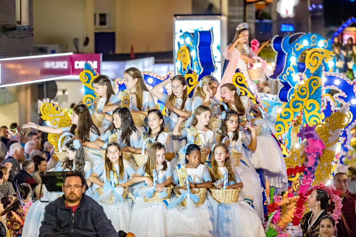 Un colorido Desfile de Carrozas cierras las fiestas de Benidorm