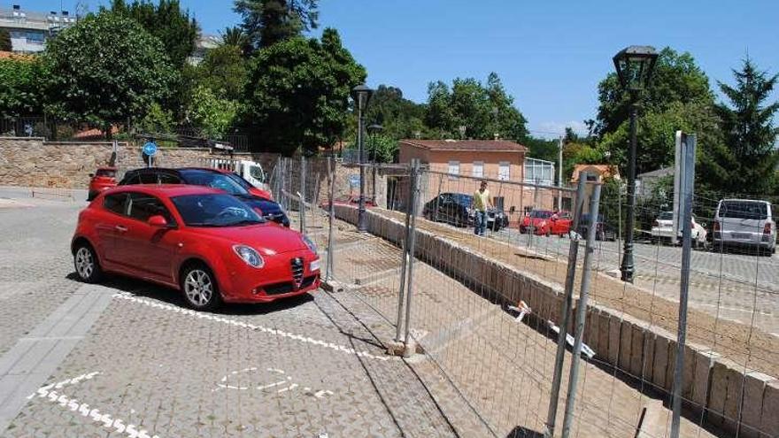 Imagen del aparcamiento de O Souto, en Vilaboa, vallado.