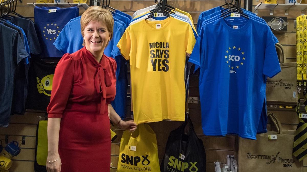 La ministra principal de Escocia, Nicola Sturgeon, en el hall donde se celebra el congreso del Partido Nacional Escocés, en Aberdeen.