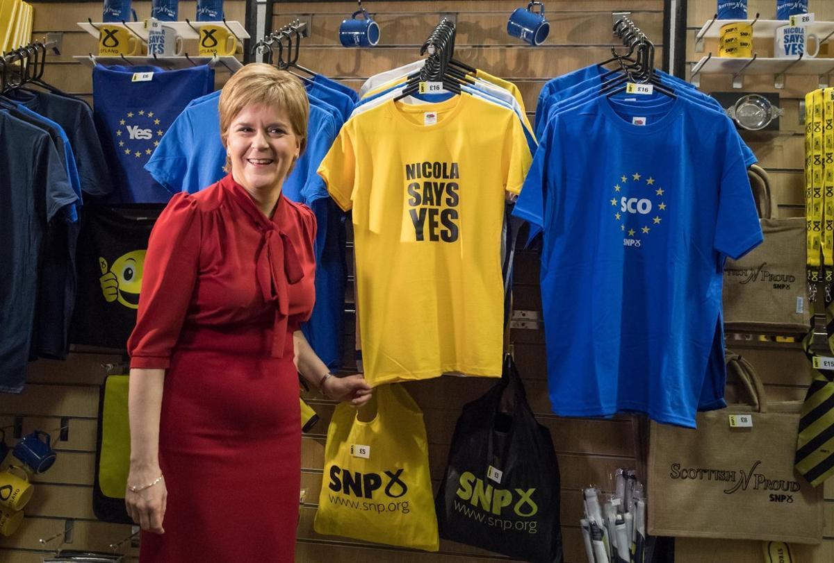 La ministra principal de Escocia, Nicola Sturgeon, en el hall donde se celebra el congreso del Partido Nacional Escocés, en Aberdeen.