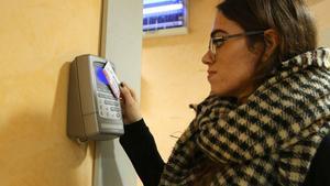 En España, los trabajadores de ocho horas que fichan por a la entrada y a la salida son los predominantes