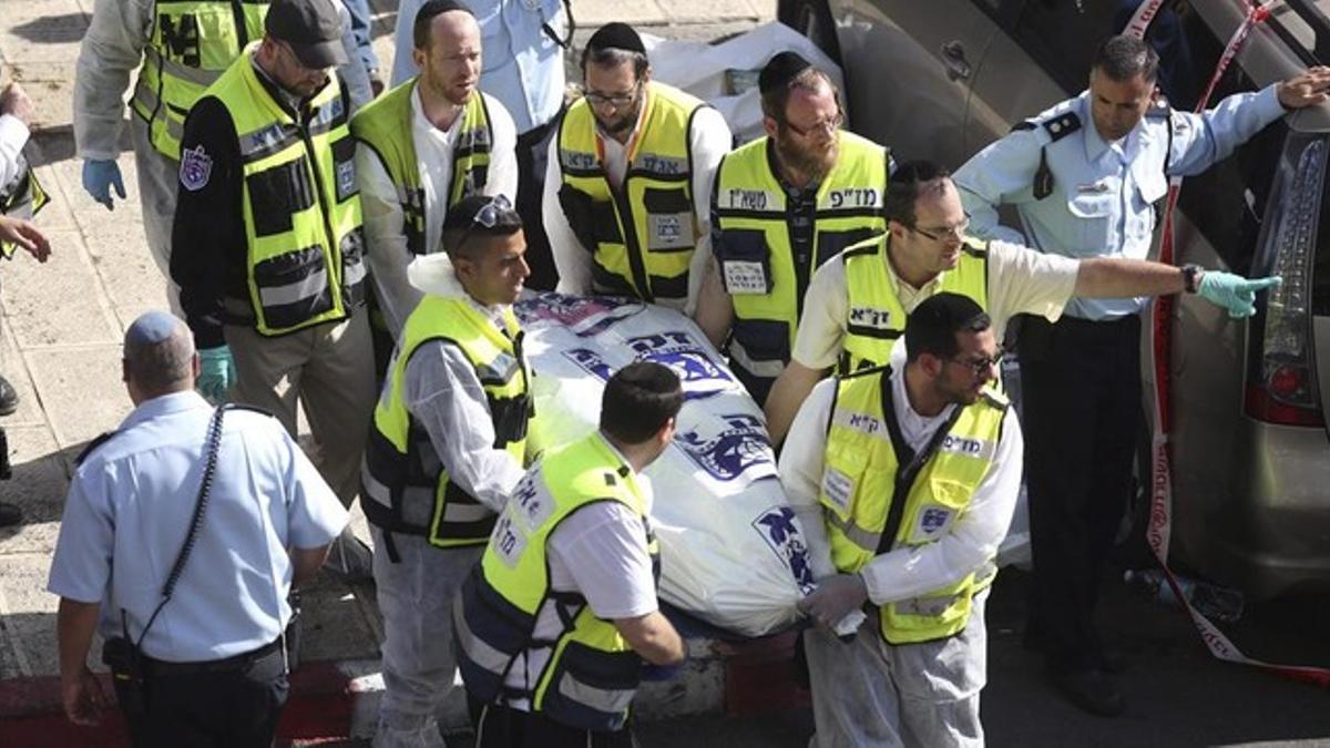 Personal sanitario retira el cadáver de una de las víctimas del atentado, este martes en Jerusalén.