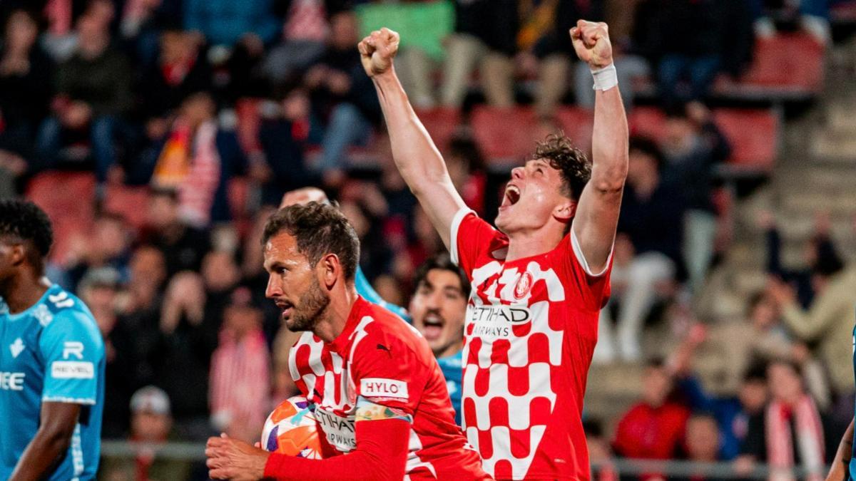 Krejci celebra el gol de Stuani al Betis