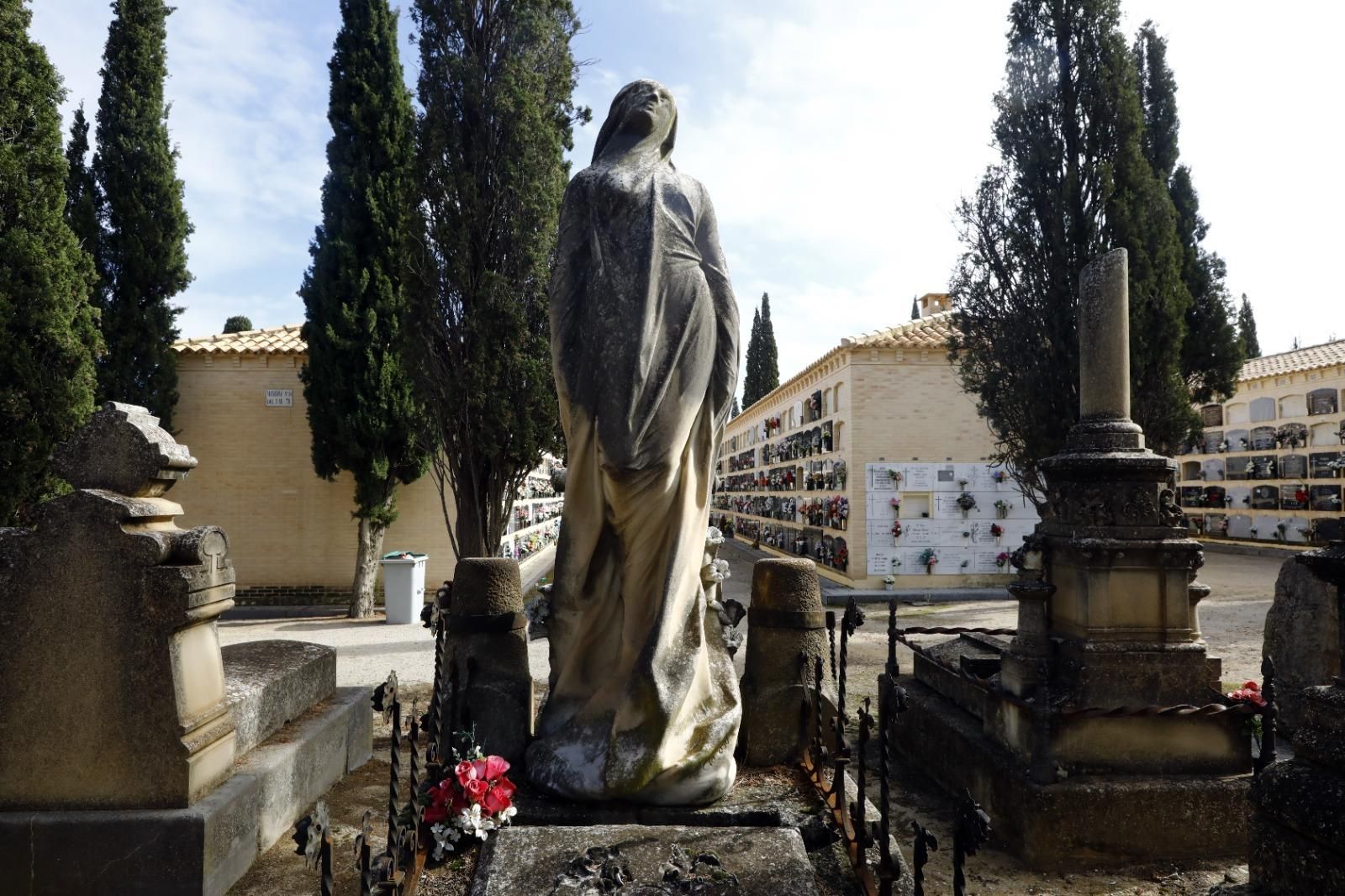 En imágenes | El cementerio de Zaragoza, un museo al aire libre que se engalana para el Día de Todos los Santos