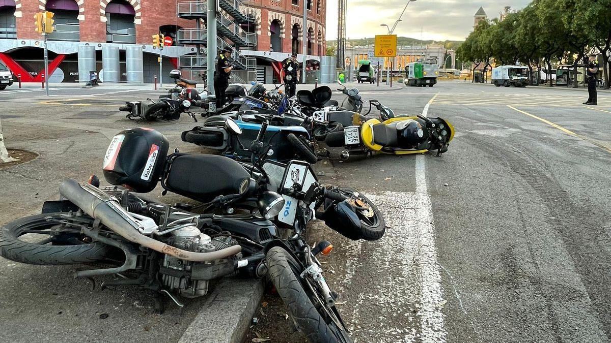 Motos bolcades al voltant de la plaça Espanya de Barcelona