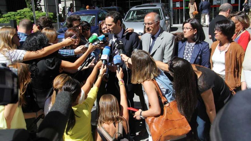 El consejero de Presidencia del Principado, Guillermo Martínez, habla con los medios tras la reunión de ayer.