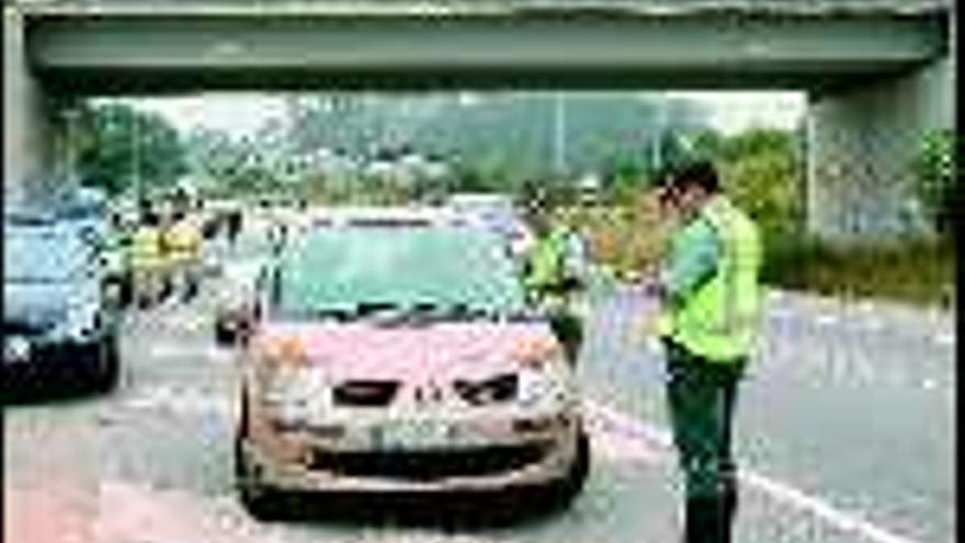 Agentes de la Guardia Civil en un control de carretera. / gustavo Santos