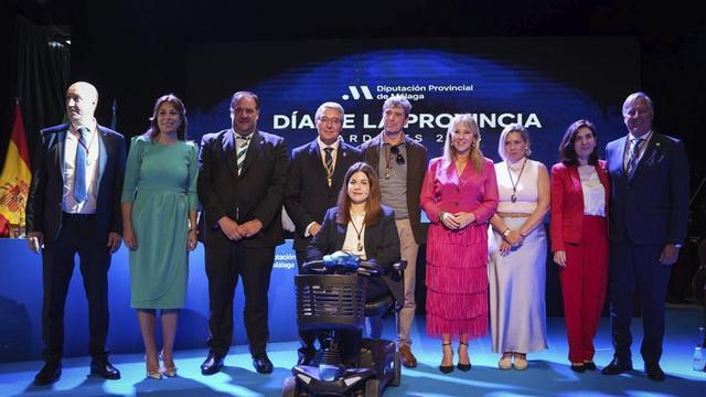 Francisco Salado y otras autoridades, con los premiados, ayer en Ardales.
