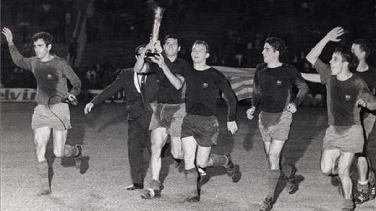 La alegría de los jugadores del Barça después de ganar la Copa de Ferias de la temporada 1965-66 a inicios del curso 1966-67. Foncho, Eladio, Zaldúa, Montesinos, un eufórico Pujol, autor de un histórico hat-trick... Inolvidable