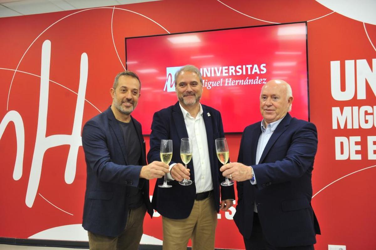 El rector de la UMH, Juanjo Ruiz, con el vicerrector, José Juan López, y el presidente del Consejo Social de la UMH, Joaquín Pérez, durante el brindis en la sede de la UMH en la Plaça de Baix.