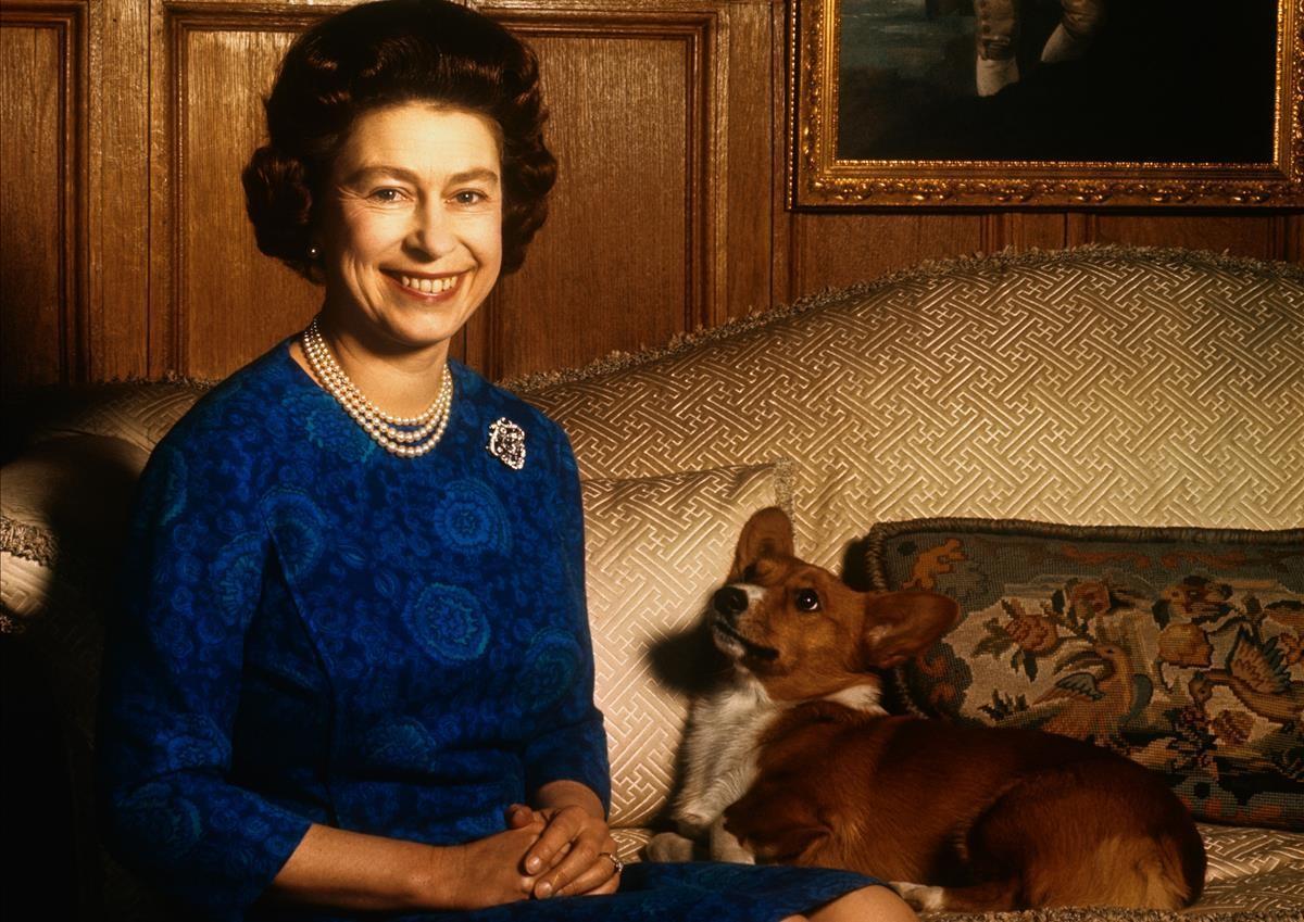 Isabel II con uno de sus perros, en Sandringham House, en un retrato oficial de 1970.