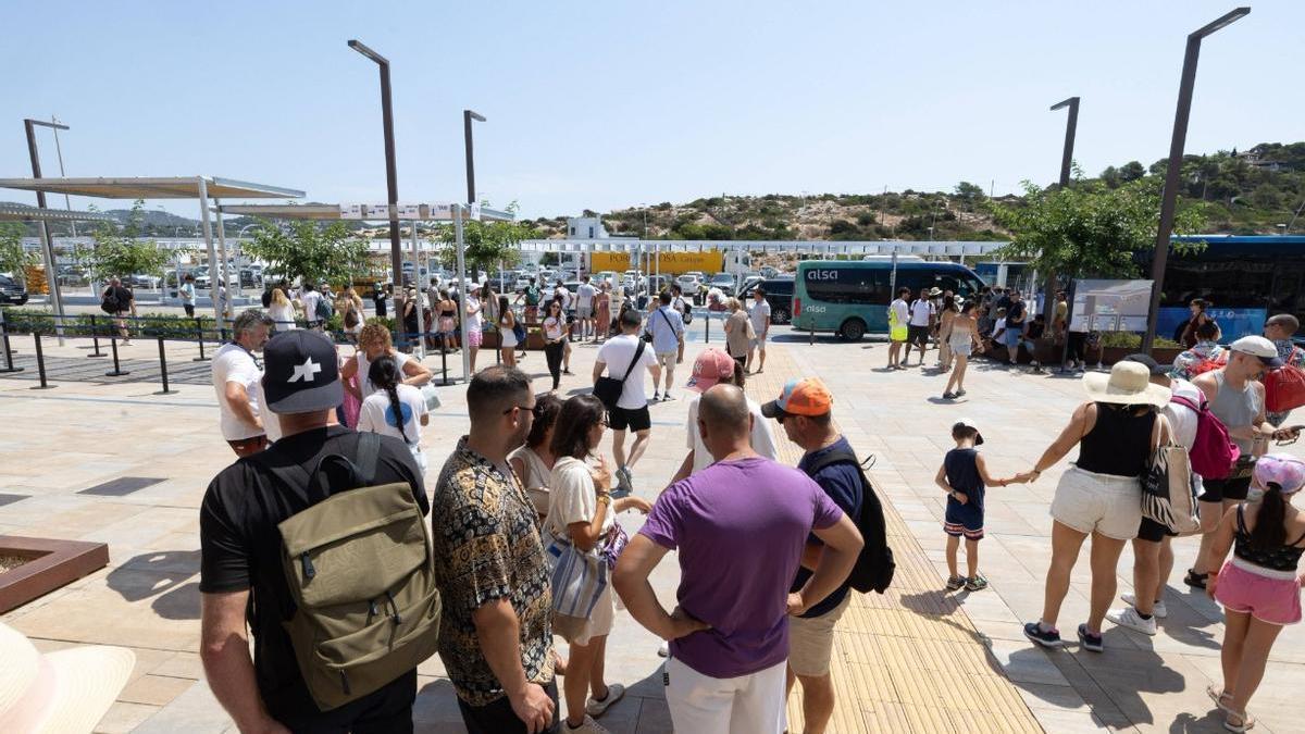 Cruceristas en las instalaciones de es Botafoc del puerto de Ibiza este verano.