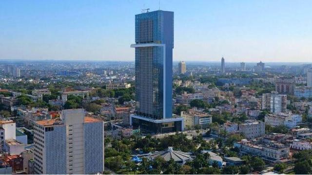 El Iberostar Selectión La Habana, inaugurado en 2025, un rascacielos de 155 metros de altura y 42 plantas, el más alto de la capital cubana, en el Vedado.