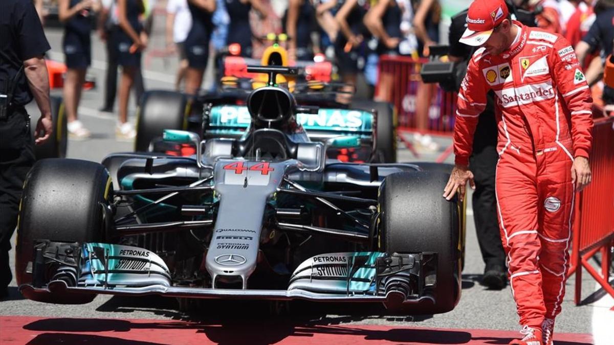 Vettel toca las gomas del coche de Hamilton tras la crono