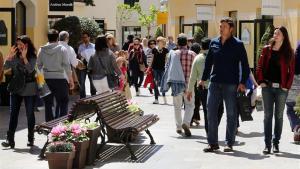 Cinc encaputxats s’emporten un botí de 50.000 euros d’una botiga de luxe a La Roca Village