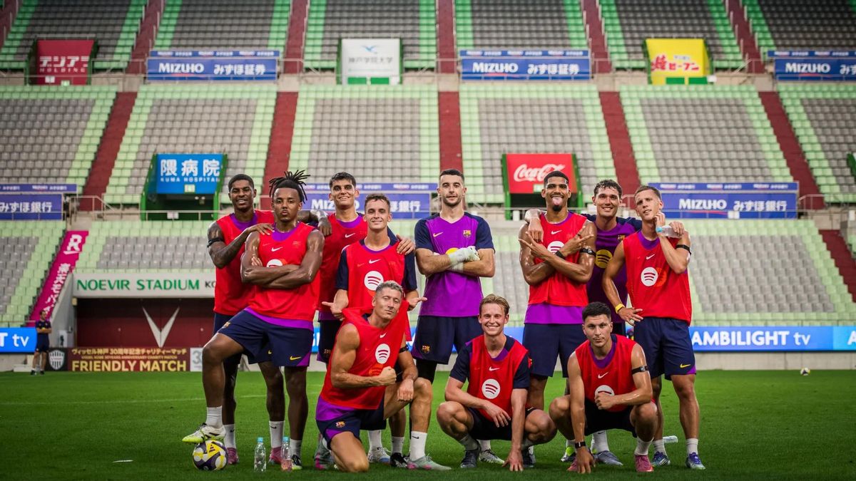 Los jugadores del Barça, tras el entrenamiento realizado en el Noevir Stadium de Kobe (Japón).