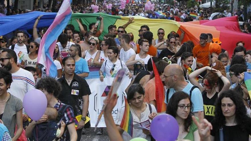 Lambda transforma las palabras de Cañizares en camisetas con &#039;Sent la força&#039; para el Día del Orgullo