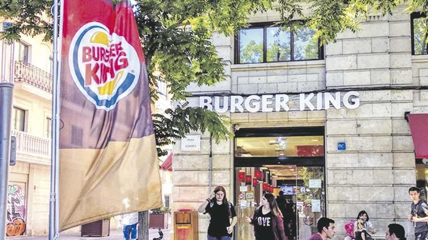 La banderola de esta hamburguesería incumple la normativa, según Arca.