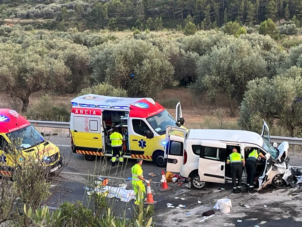 Efectivos del Samu y de la Guardia Civil atienden el accidente.