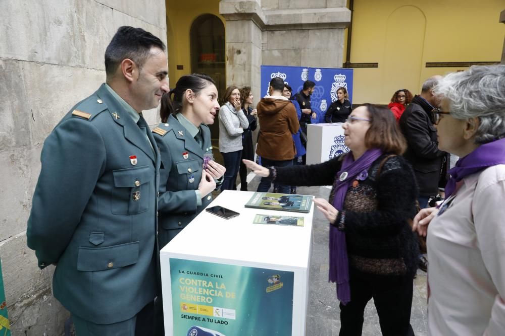 La alcaldesa de Gijón, Ana González, acude a los actos del Día contra la violencia de género