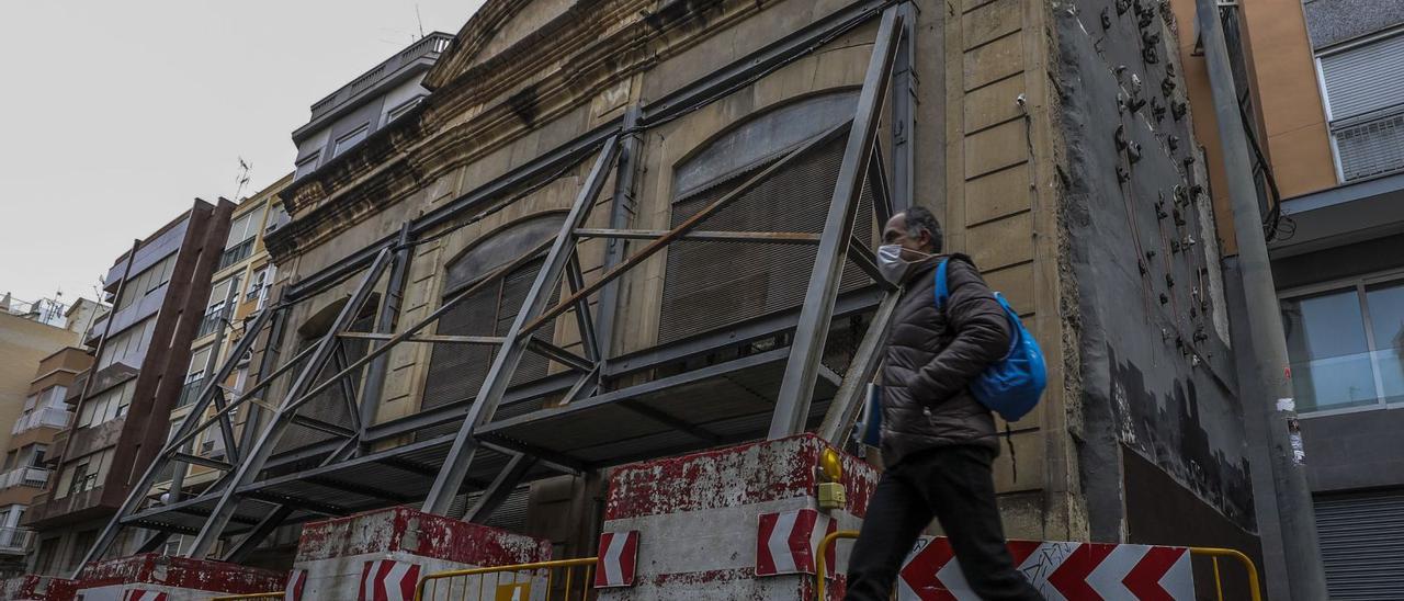 El edificio de El Progreso de la plaza de la Constitución, apuntalado ya hace cuatro años, mantendrá su fachada donde está. | ANTONIO AMORÓS