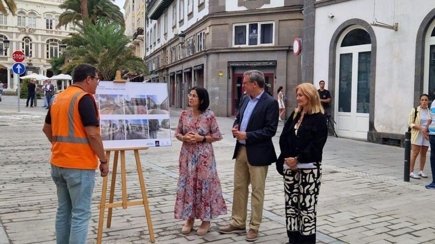 La alcaldesa, en la reapertura de la calle Muro en 2024, tras las obras de reforma. |