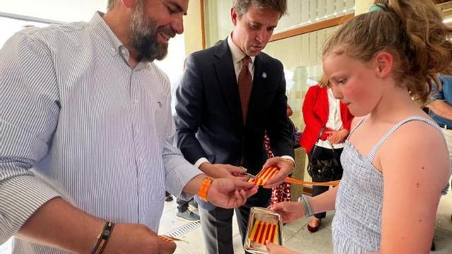 El alcalde inauguró el edificio cortando la cinta.