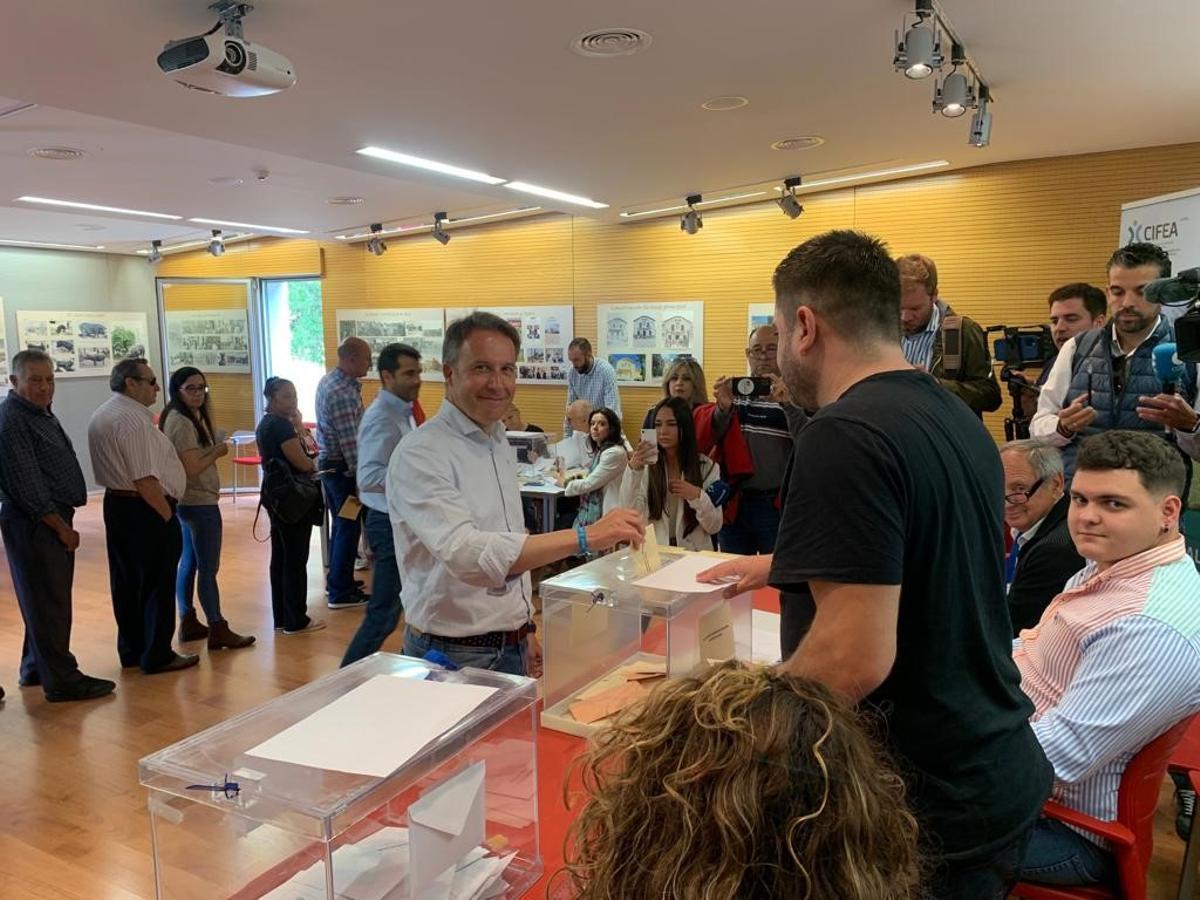 El candidato del Partido Popular a la Alcaldía, Fulgencio Gil Jódar, votaba en el Centro Integrado de Formación y Experiencias Agrarias de Lorca, Cifea.